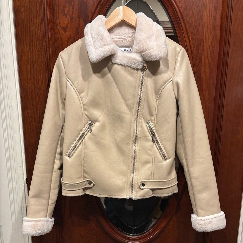 Elegant Cream PU Leather Jacket with Shearling Trim - Picture 3 of 13